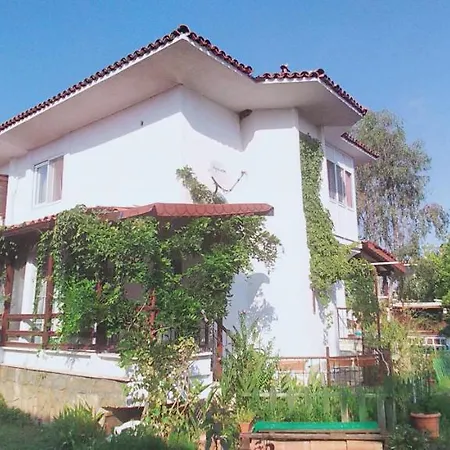 Havuz Olanakli Bahceli Karens Hotel