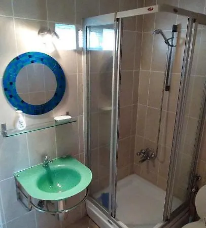 Havuz Olanakli Bahceli Karens Hotel *