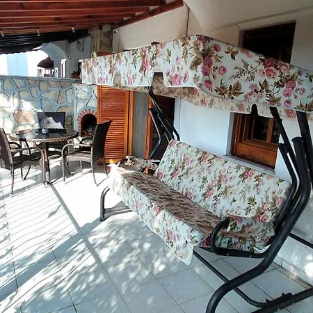 Havuz Olanakli Bahceli Karens Hotel